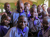 Kinder aus der Schule in Yugorobi