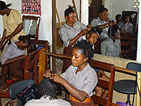 Auszubildende bei der Friseurausbildung